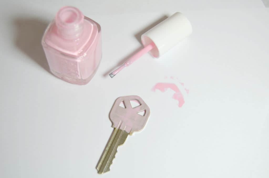 Homedit-DIY-Nail-Polish-Dipped-Pink