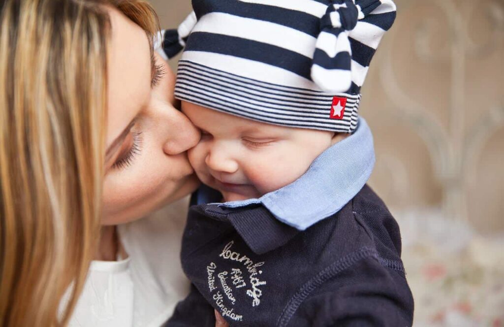 mom kiss baby-LAM