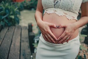 Can you drink wine when pregnant?: risks and alternatives for expectant mothers