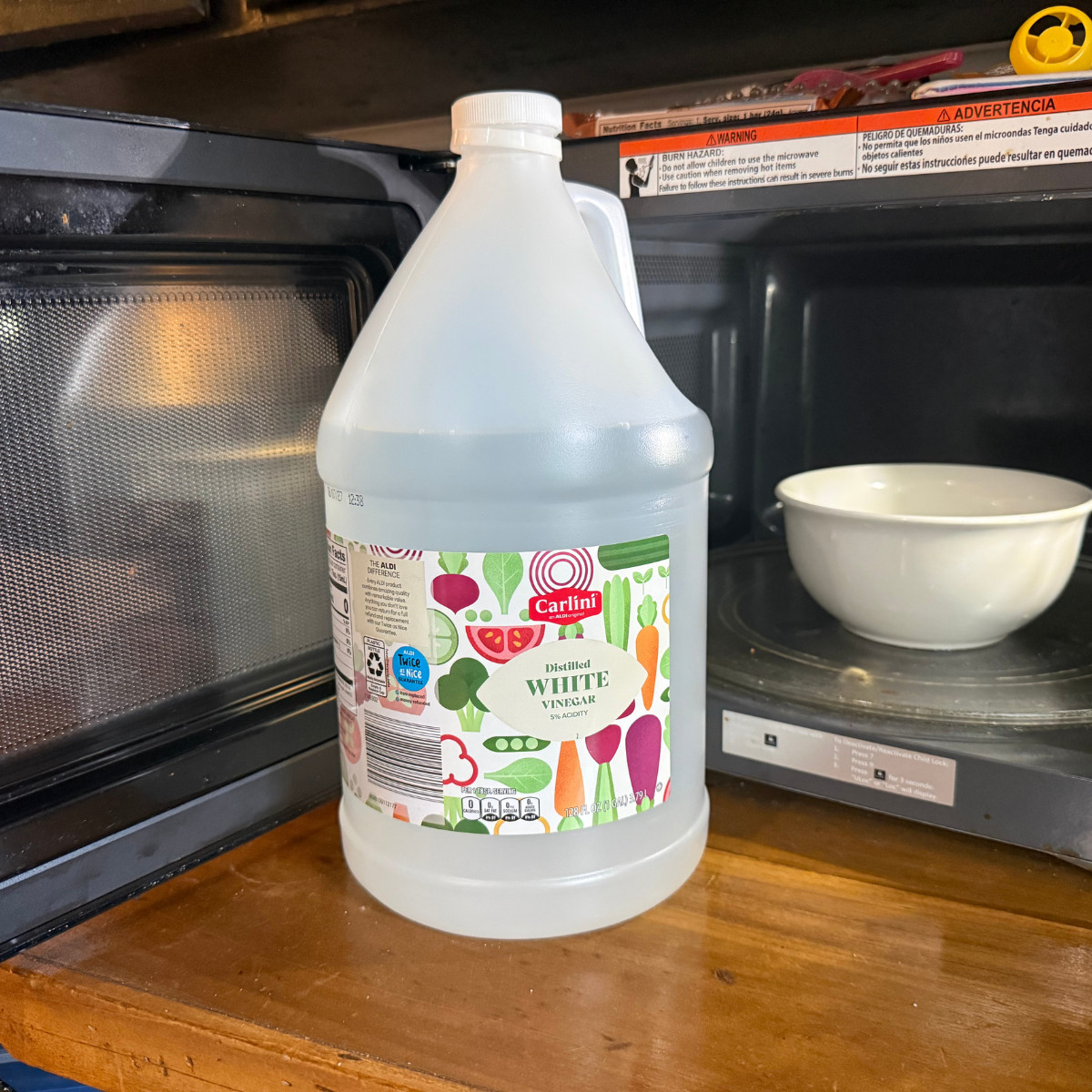 using vinegar to clean the microwave